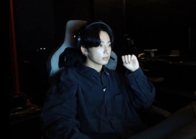 Fans Criticize HYBE Amid BTS Jungkook’s Six-Hour Live Stream 2 Jungkook watching J-Hope concert announcement