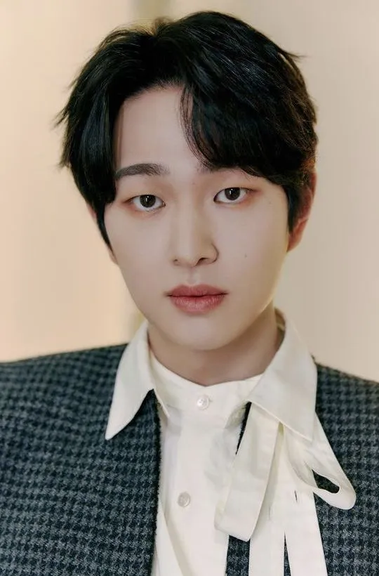 5 Kpop Idols with Unique Voices: Top List! 3 Onew SHINee