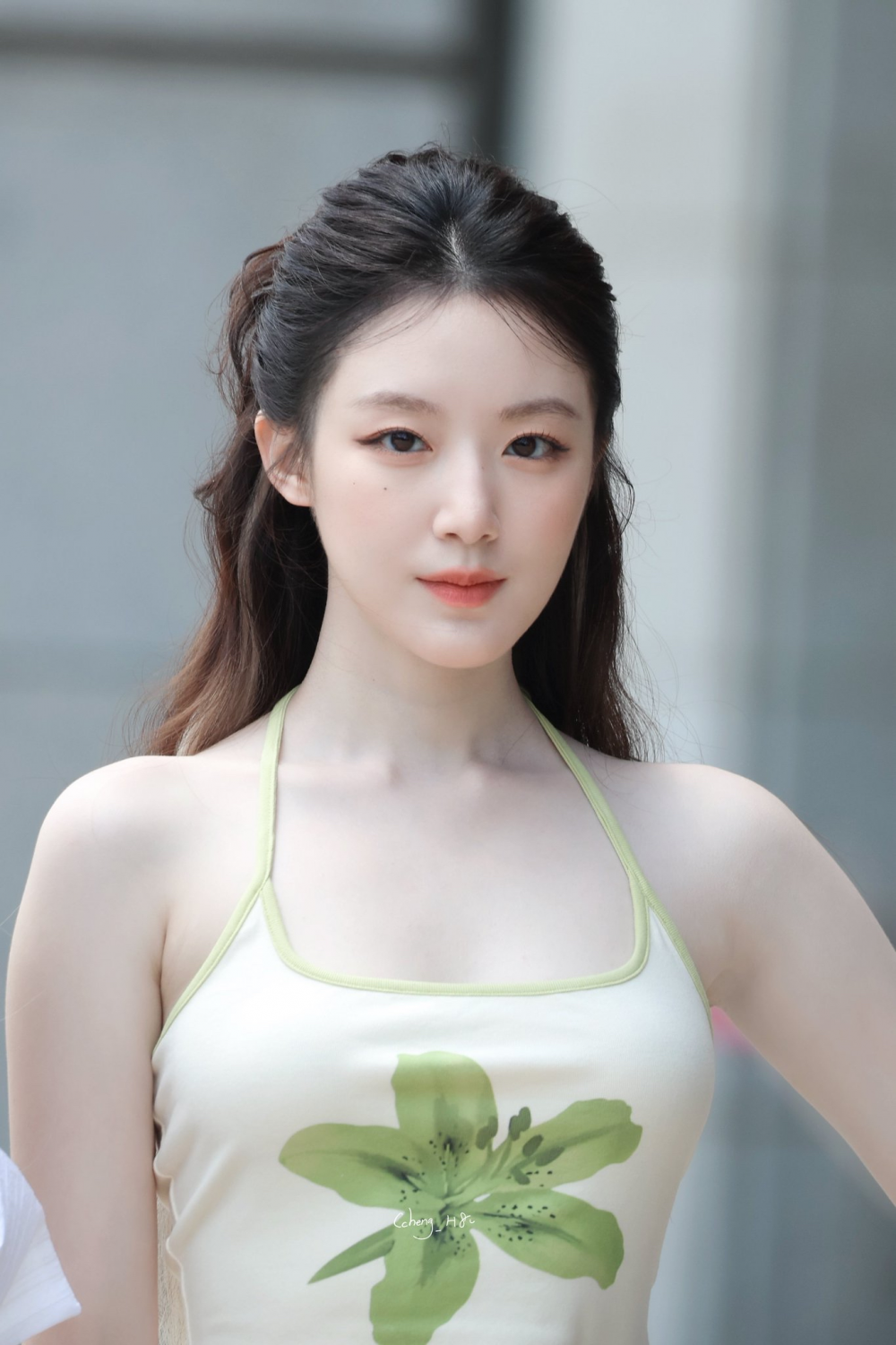 K-Netizens Debate Whether I-DLE's Shuhua Has Become Too Thin 6 Shuhua on stage