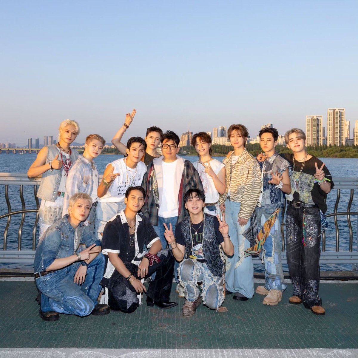 HYBE Chairman Bang Si Hyuk Stuns Fans with Leaner Appearance in Recent Photo with SEVENTEEN 1 HYBE chairman Bang Si Hyuk surprises fans with slimmed-down look in recent photo with SEVENTEEN