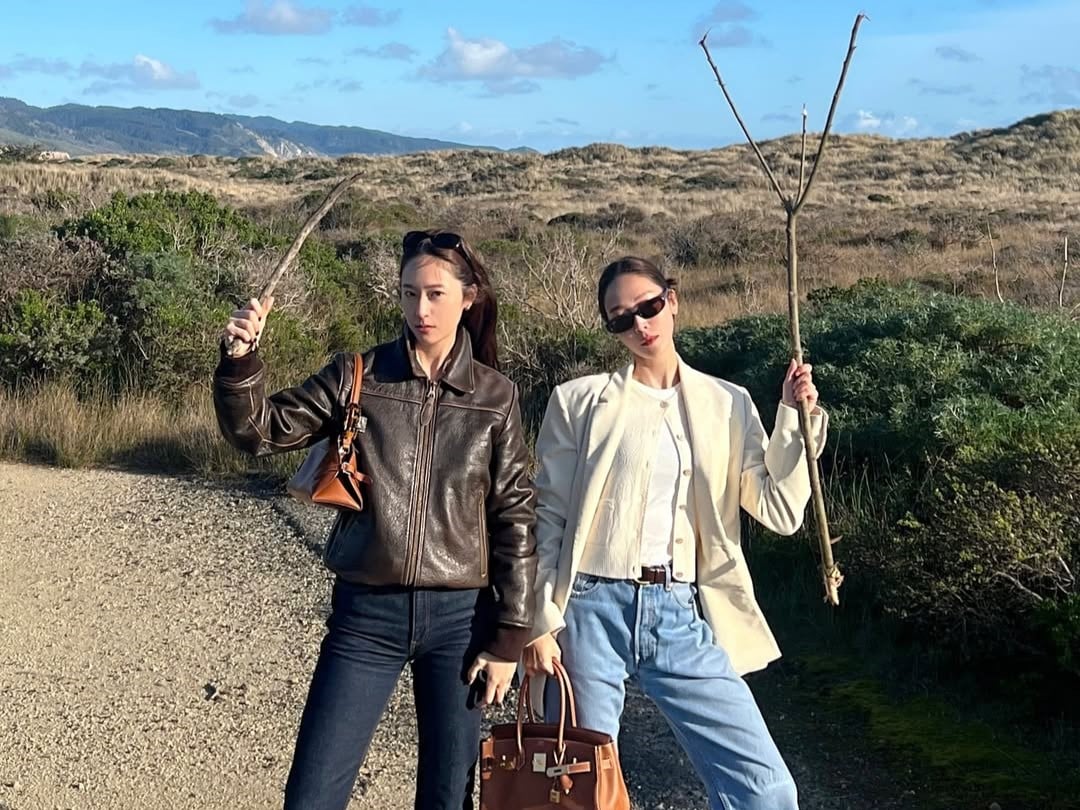 Iconic Jung sisters, Jessica and Krystal, embody twin vibes