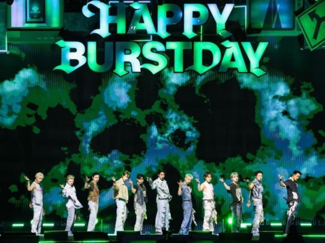 Seventeen Makes History as the First K-Pop Artist to Perform at Jamsu Bridge 1 SEVENTEEN becomes first K-pop artist to hold a concert on Jamsu Bridge