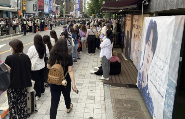 BTS Members RM and V Released, Thousands of Fans Assemble at HYBE Headquarters 5 Fans showing support near the military discharge site