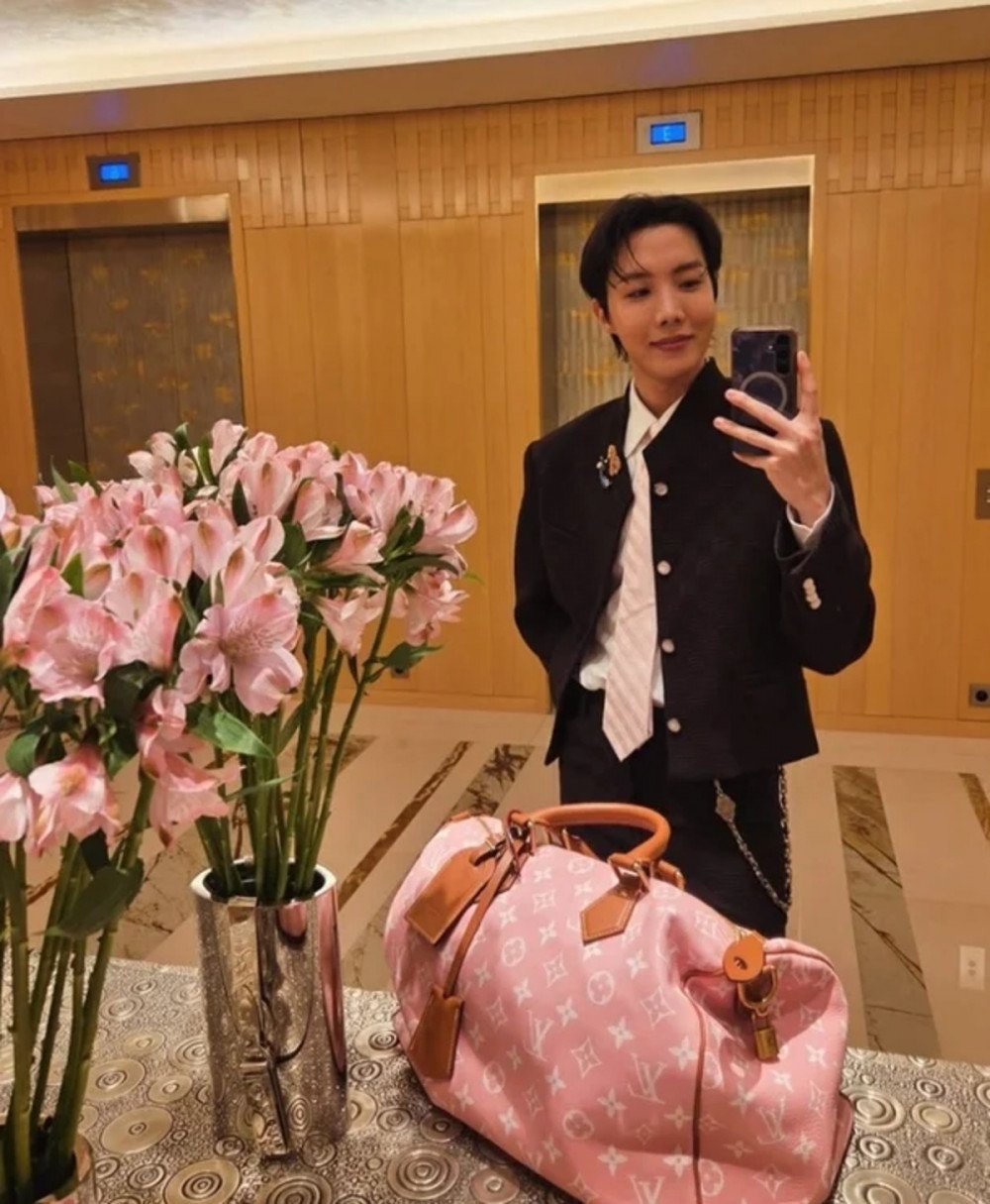 J-Hope of BTS Shares Touching Moment with Gong Yoo in Paris 5 j-hope selfie Paris