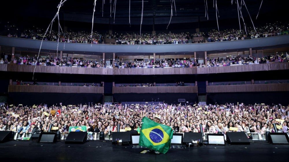 Baekhyun performing at Vibra São Paulo