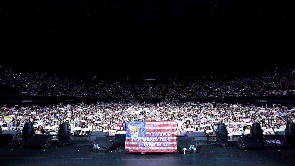 Baekhyun Wraps Up U.S. Leg of ‘Reverie’ Tour With Sold-Out Performances and Widespread Praise 3 BAEKHYUN on stage