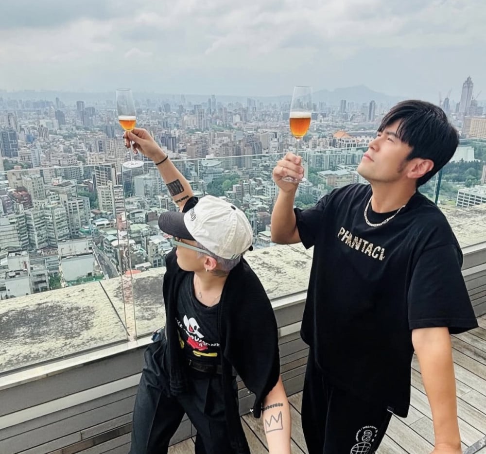 Jay Chou and G-DRAGON rooftop
