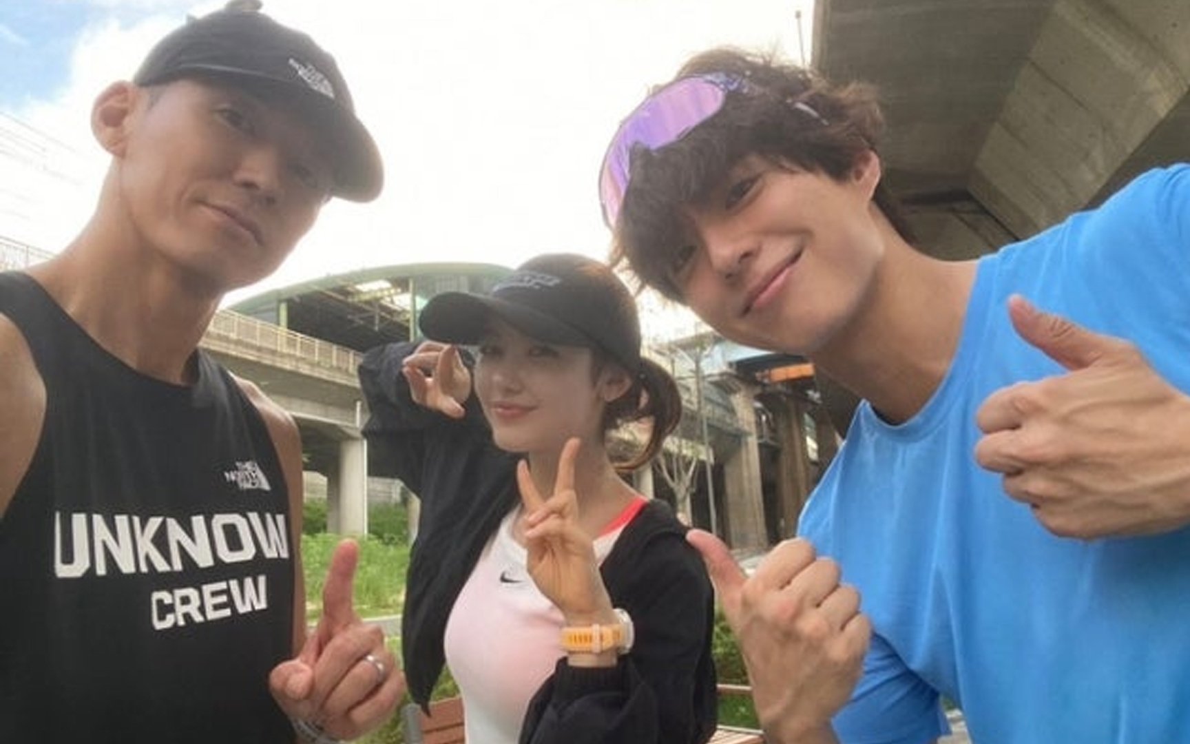 NewJeans' Danielle continues her 10km (6.5 mile) runs with Park Bo Gum and Sean