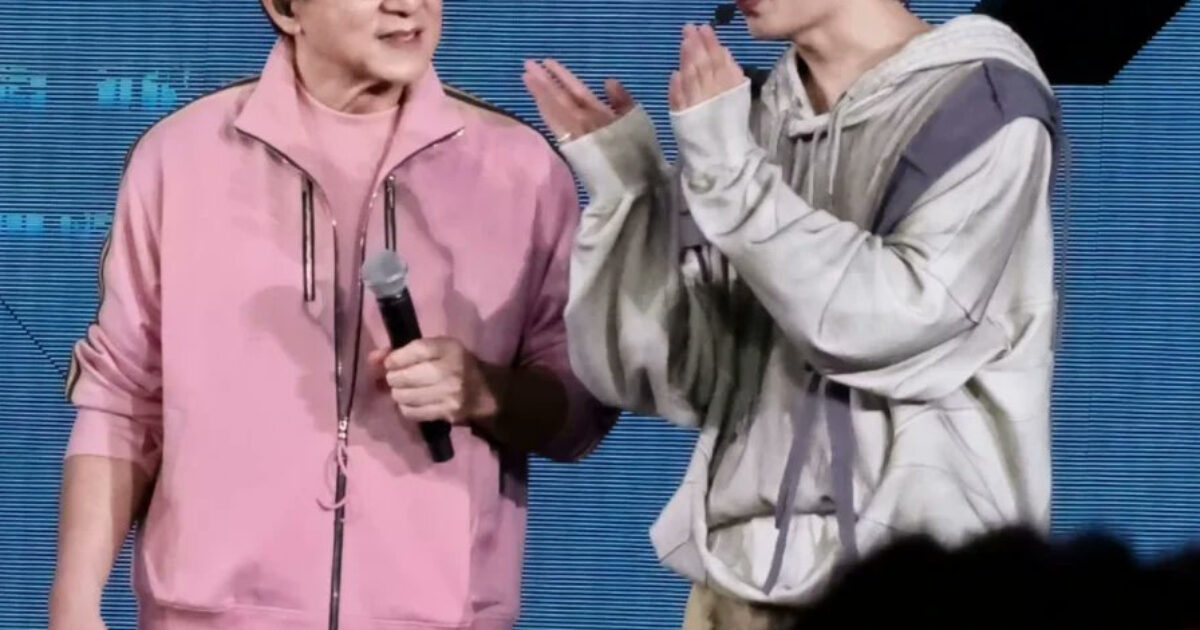 Famous Star Unexpectedly Appears At SEVENTEEN’s Concert 1 Jackie Chan surprise at SEVENTEEN concert in Hong Kong