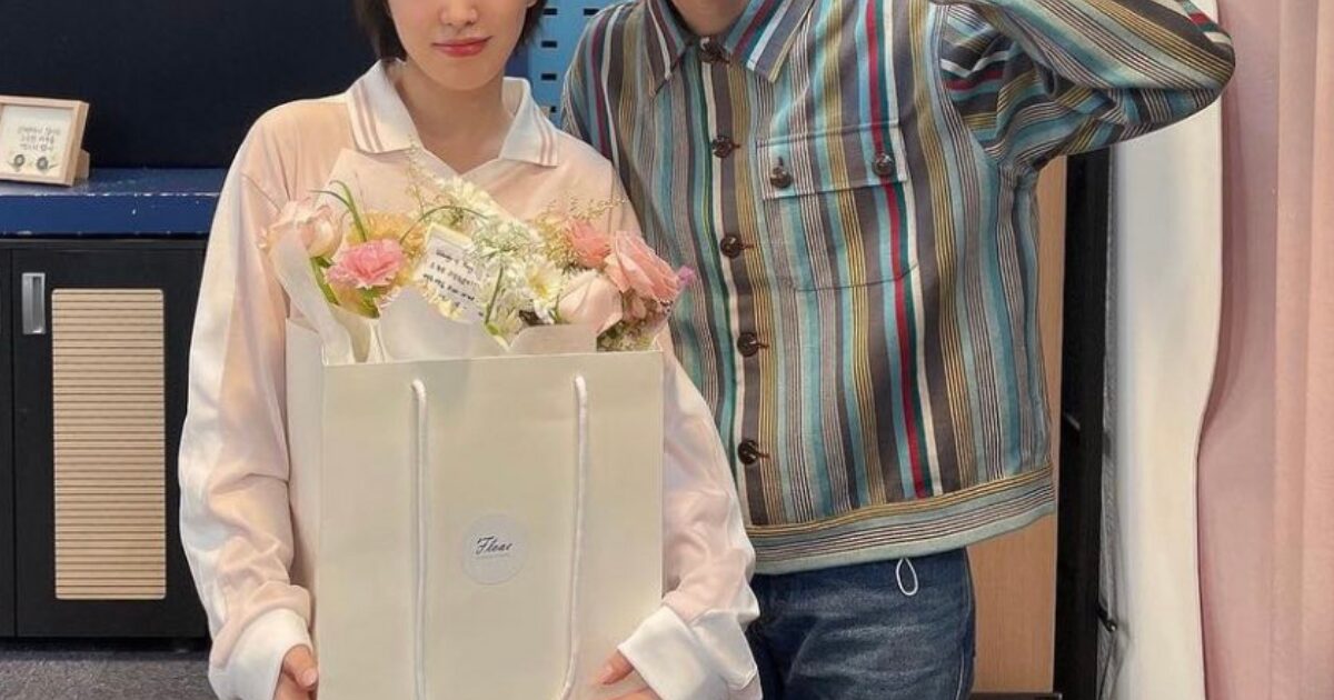 Fans Discover Several Signs of a Leading Boy Group Member's Longtime Interest in a Female Idol 1 Suho showing special attention