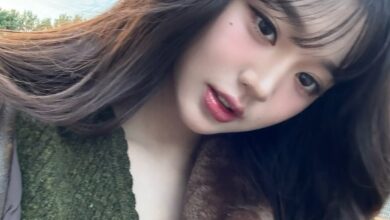 IVE's Wonyoung Gains Attention for Surprising Body Feature 7 Wonyoung Hands 1