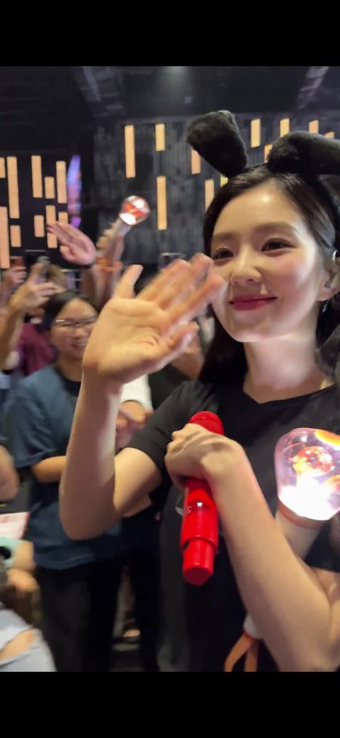 Well-Known Female Idol’s Candid Photos Ignite Mixed Responses 2 Irene Natural Photos