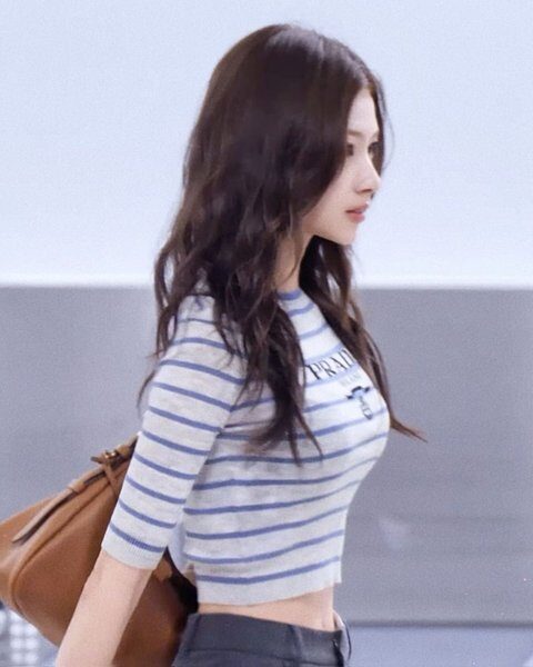 TWICE’s Sana Sparks Worry Over Her Slim Figure 2 Sana’s arms