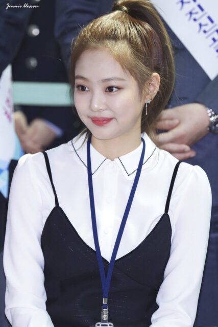 Jennie of BLACKPINK Unveils New Hairstyle, Captivates Fans 2 Jennie debut ponytail
