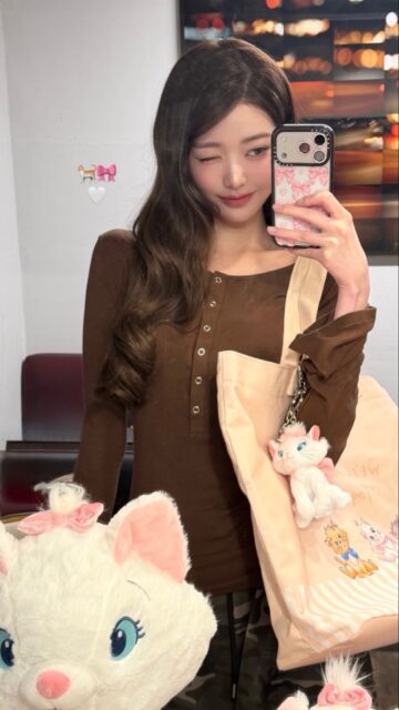 IVE Wonyoung Instagram selfie with pink bow emoji