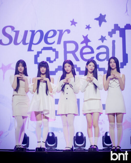 ILLIT at their debut showcase. | bnt