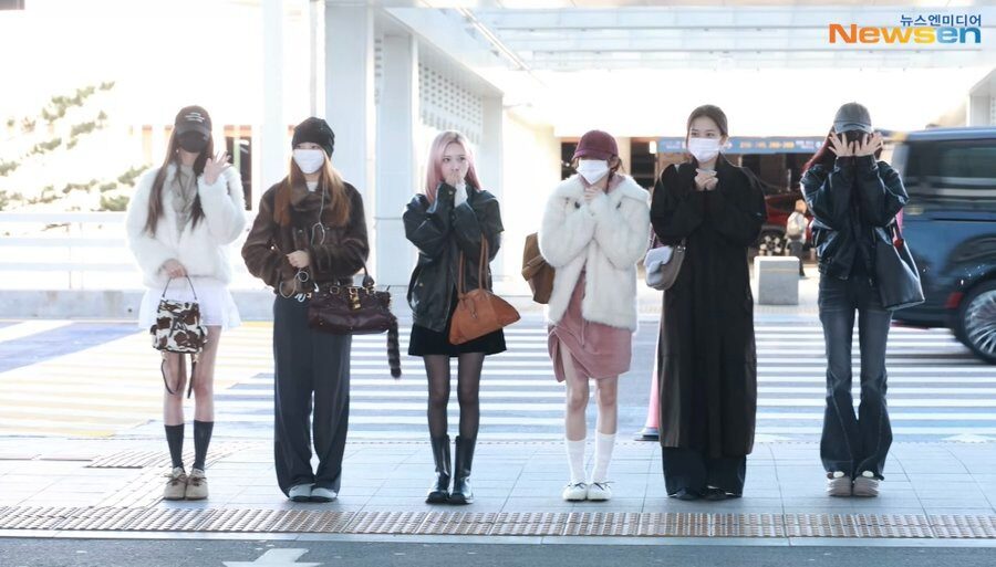IVE Wonyoung's Behavior at Airport Sparks Widespread Disappointment 3 IVE Wonyoung Airport Group Photo