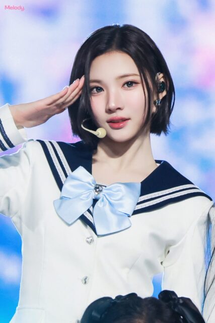 5th Generation Idol Attracts Attention With AI-Created ID Photo 2 More Jiwoo Photos