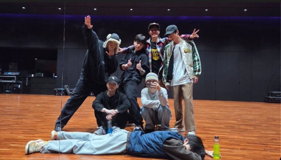 The members of BTS during the live | Weverse