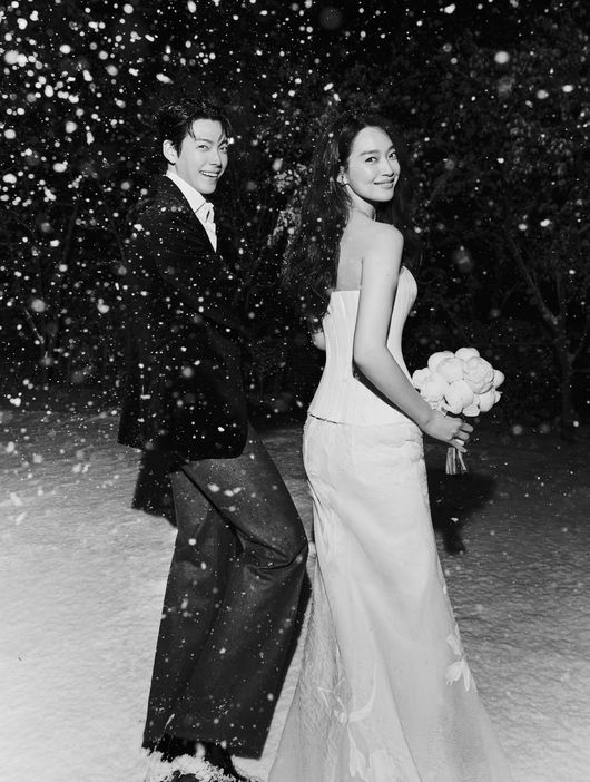 Kim Woo Bin Shin Min Ah walking