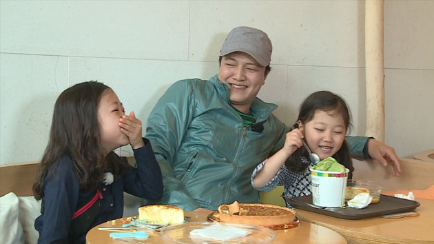 Beloved Actor From "Dad! Where Are We Going?" Daughter Grows Up Resembling NewJeans’ Haerin 2 Jung Woong In with his daughters on Dad! Where Are We Going?