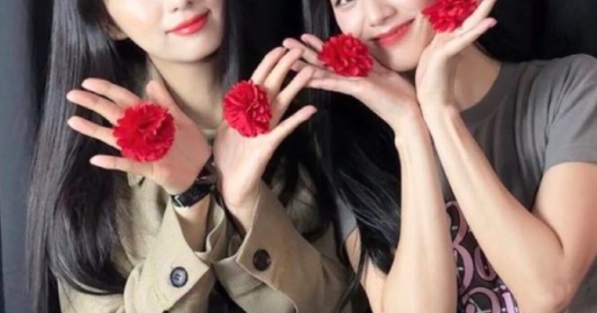 BLACKPINK Jisoo’s Older Sister’s Stunning Looks Spark Viral Sensation 1 They’re sisters for sure.