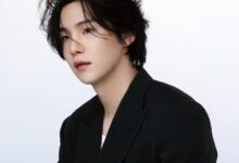 Suga showing his cat Tang on Weverse live