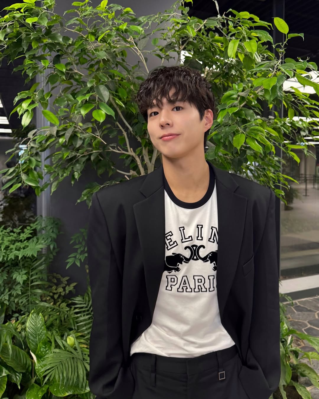 BTS’s V Linked to Popular Actor in Surprising Dating Speculation Following Viral Encounter 1 BTS V and Park Bo Gum interaction