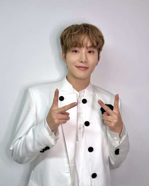 Idol Cries During Live Stream Emotional Moment 2 Jungwoo fan photo