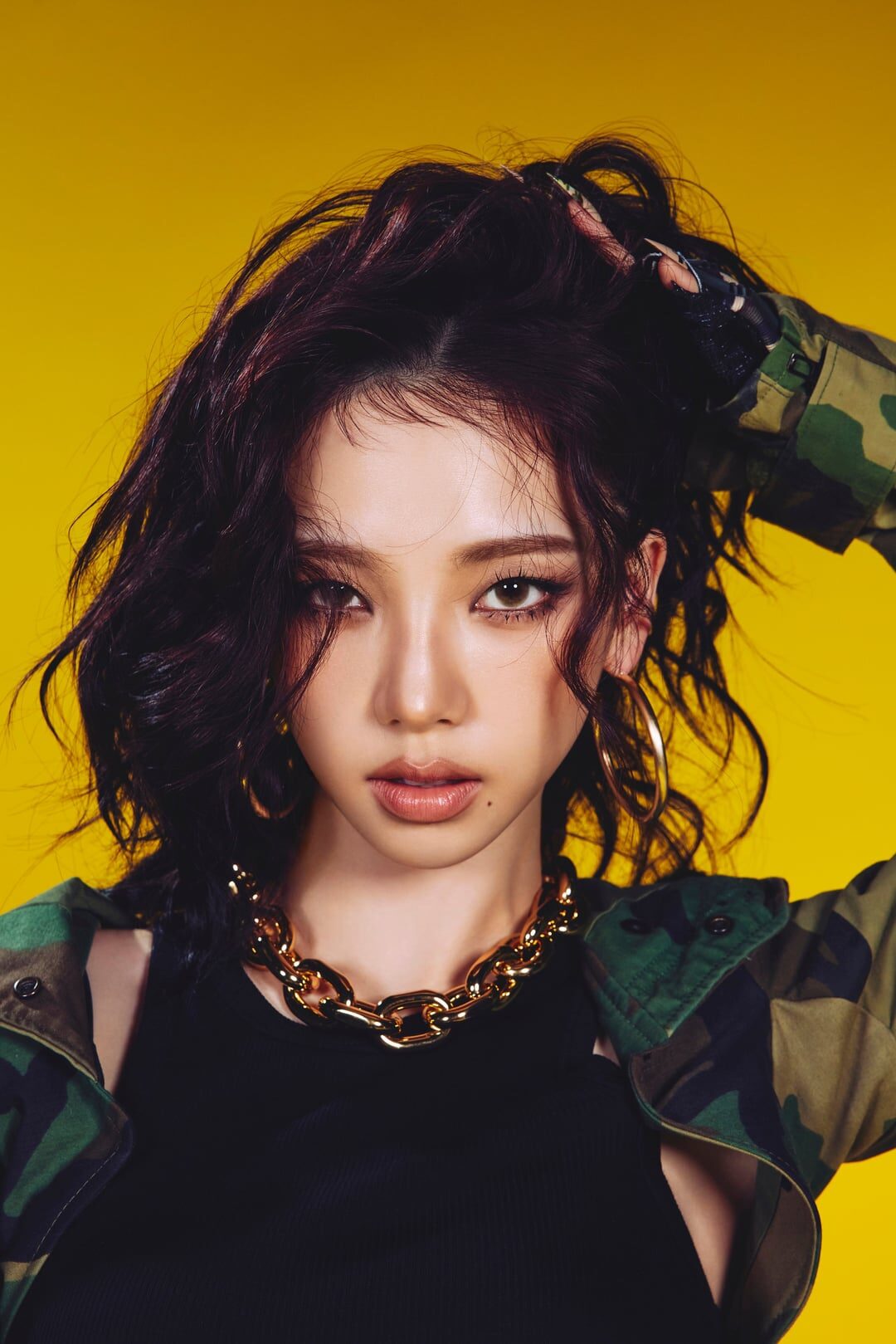 Aespa Karina’s Unusual Fashion Week Outfit Provokes Intense Responses 2 Karina close-up look