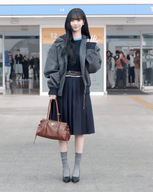 Aespa Karina’s Unusual Fashion Week Outfit Provokes Intense Responses 3 Karina heading to Paris