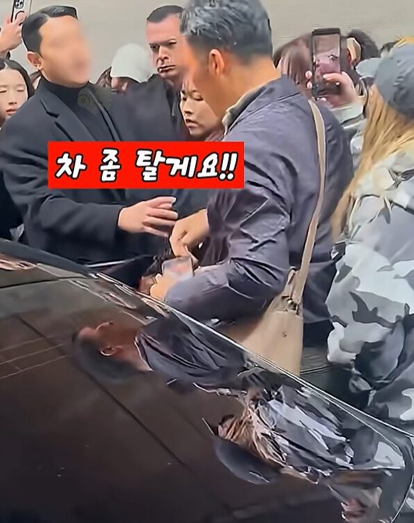 Aespa Karina’s Bodyguard Criticizes Fans, Gains Widespread Admiration 4 Bodyguard shouting to clear way