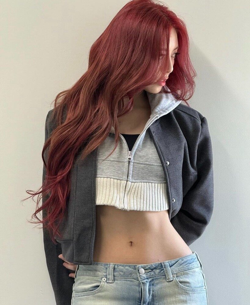 Pre-Debut Picture of ITZY’s Yuna Ignites Discussion Over “Hip Pad” Claims 2 Yuna Current Figure