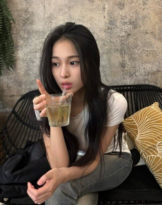 Newborn Starlet Gains Viral Attention for Striking Looks 4 Han Ga Eul