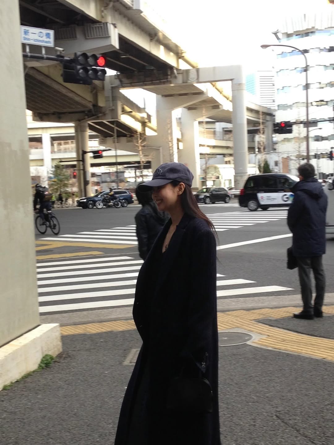 Jennie From BLACKPINK Surprises Fans With Unusual Body Feature 2 Jennie in a baseball cap hiding part of her face