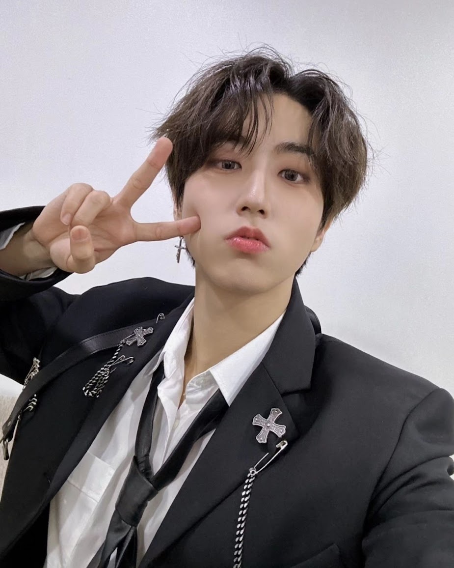 Fourth-Generation Male Idols Are Extremely Slim — Even A Shoelace Suffices As A Belt 1 Stray Kids’ Han | @realstraykids/Instagram