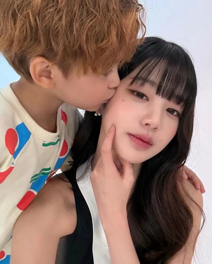 IVE Jang Wonyoung’s Kissing Photo Generates Widespread Reactions 1 Jang Wonyoung kissed by child model