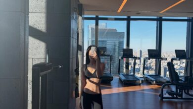 Jennie showing off her small head and stylish look