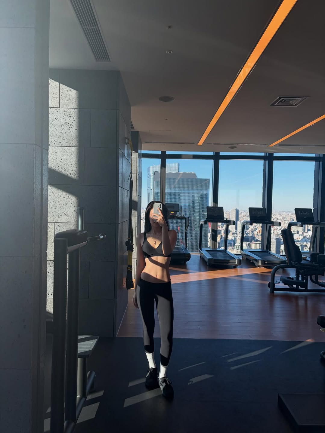 Jennie From BLACKPINK Surprises Fans With Unusual Body Feature 1 Jennie showing off her small head and stylish look