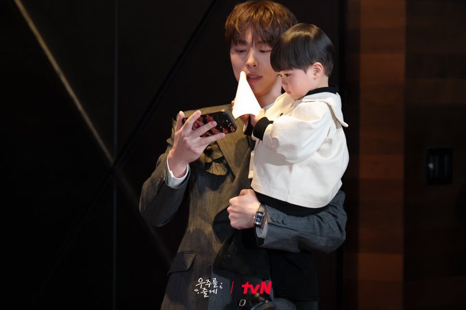 K-Drama Actor Causes Stir by Using Phone Openly During Press Conference 1 Park Yoo Hoo focused on the phone during the press conference.