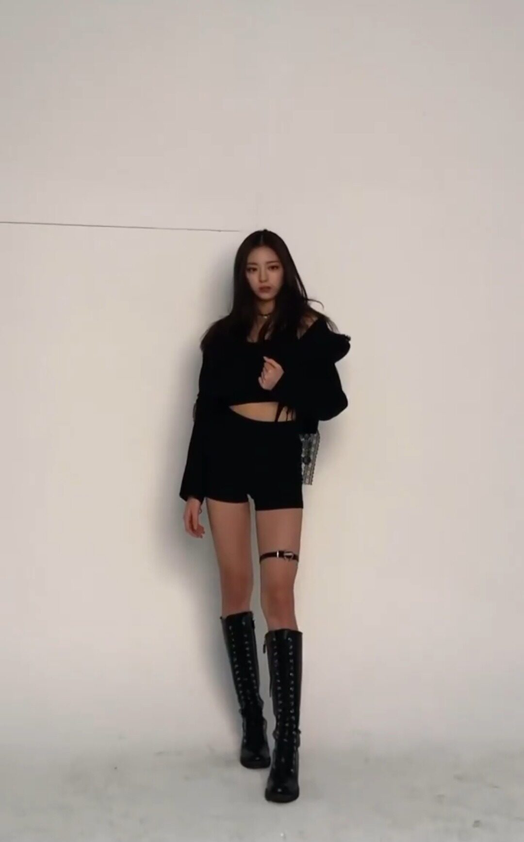 Pre-Debut Picture of ITZY’s Yuna Ignites Discussion Over “Hip Pad” Claims 1 Yuna Pre-Debut Photo