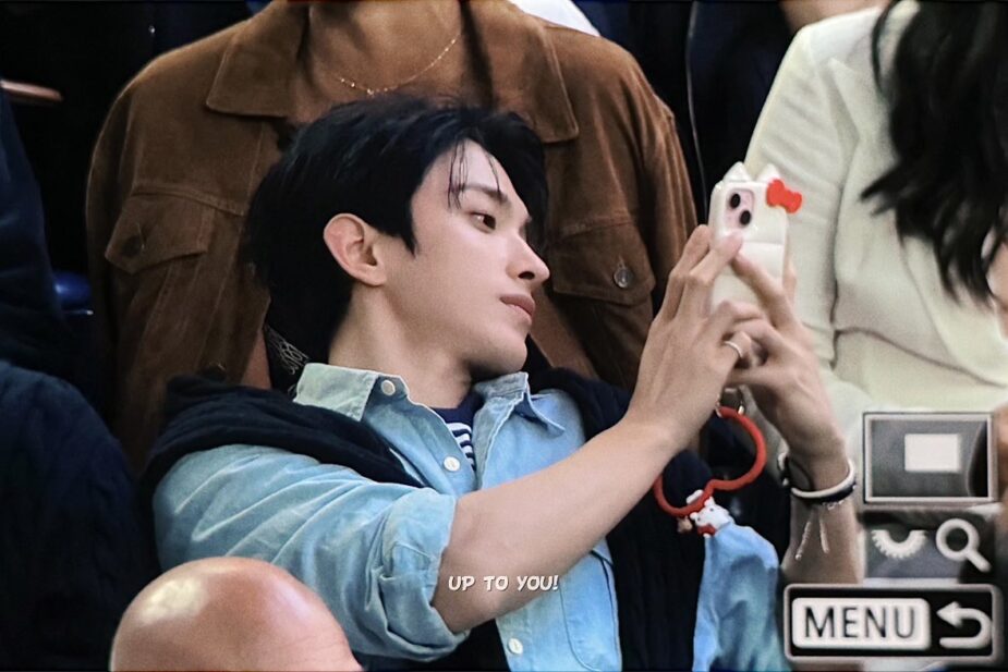 HYBE Boy Group Member Seen Using Female Idol’s Phone 2 DK holding phone