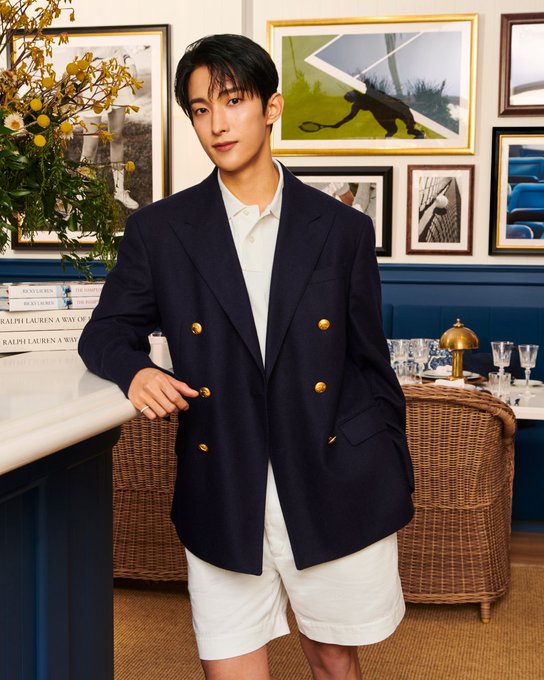 HYBE Boy Group Member Seen Using Female Idol’s Phone 4 Narin with Becky Armstrong