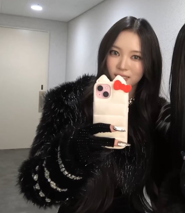 HYBE Boy Group Member Seen Using Female Idol’s Phone 3 Narin's Hello Kitty phone case