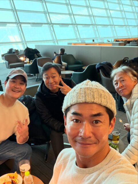 Actor Bae Jung Nam (center front) with his hyung friends. | _@jungnam_bae/Instagram_