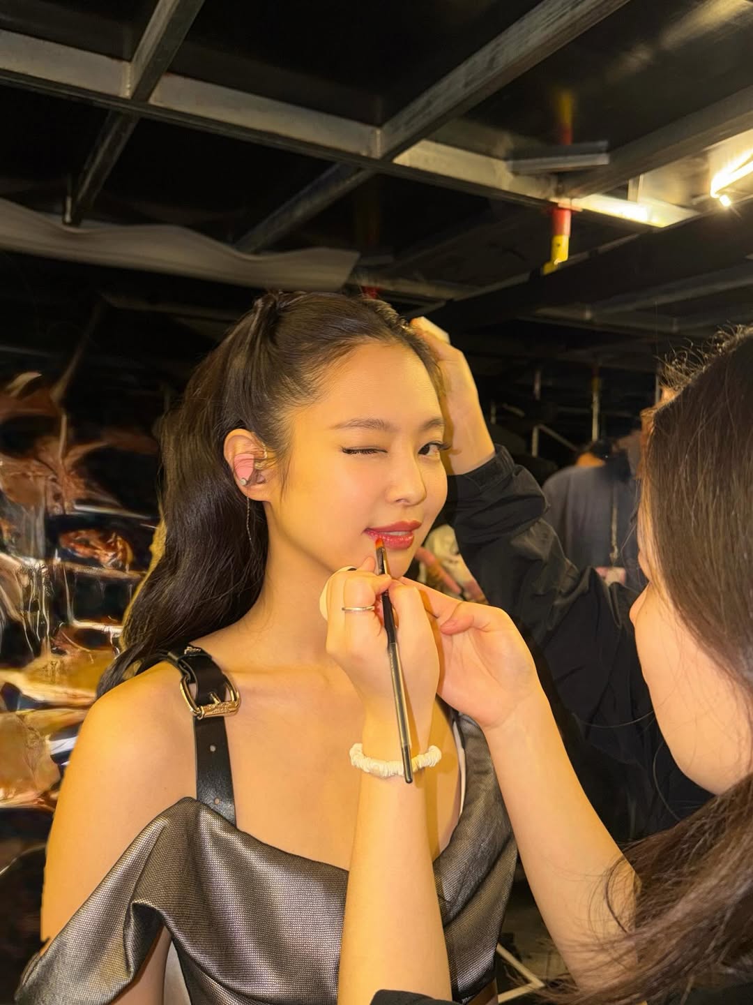 Jennie of BLACKPINK Draws Attention With Model-Like Figure 2 Jennie secret mission