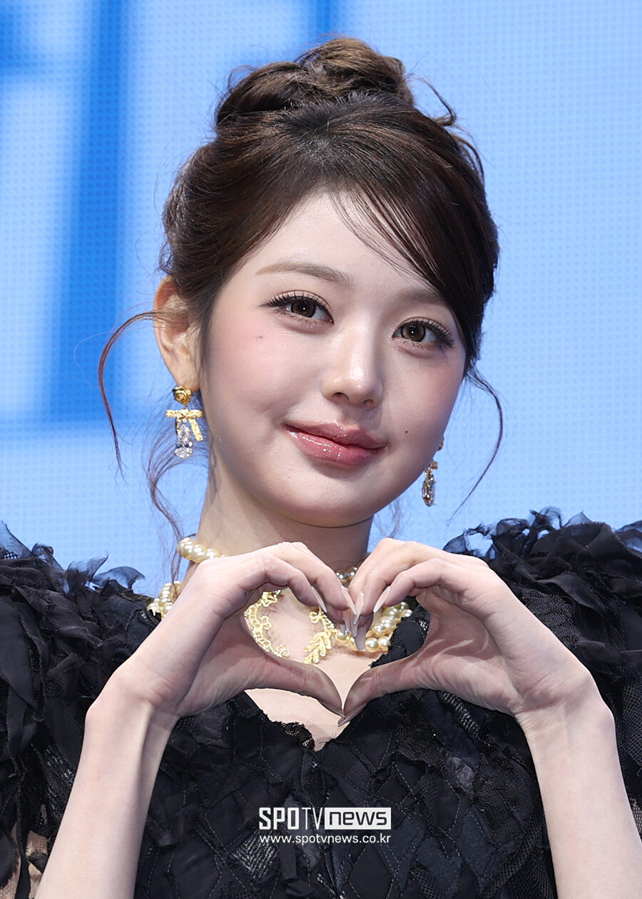 Jang Wonyoung overlined lips