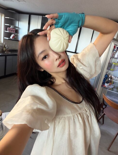 BLACKPINK Jennie Surprises Fans With Unexpected Fan Club Merchandise Reactions 4 Glasses and Mandu