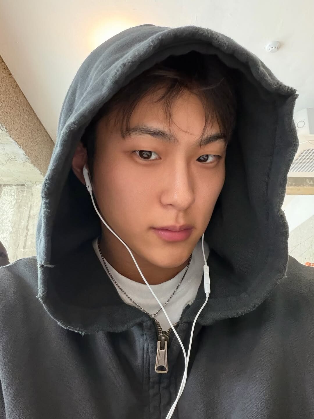 Identity Revealed: Mysterious Man Standing Next to Min Hee Jin at NewJeans Press Conference 2 BLACK.Q | @blackqworld/Instagram