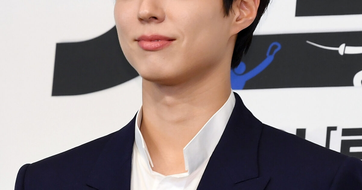 Famous Actor’s Real-Life Images Trigger Huge Reactions 1 Park Bo Gum at Shinhan Bank